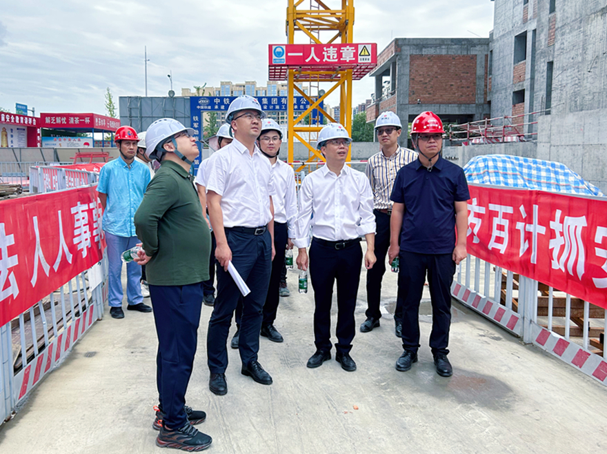 图6：集团副总经理余佰宣督导璟上江澜项目施工安全